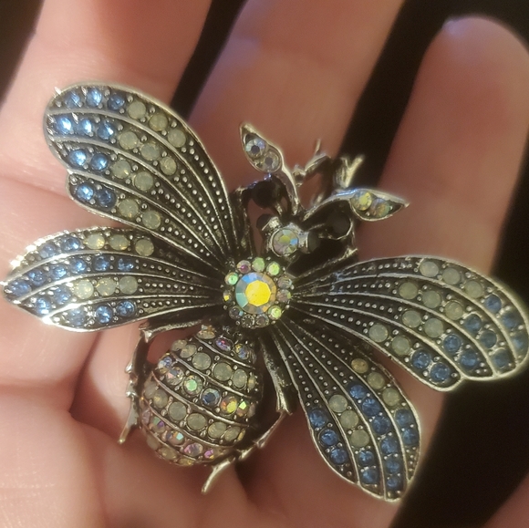 New Rhinestone Bee Brooch. - Picture 5 of 16